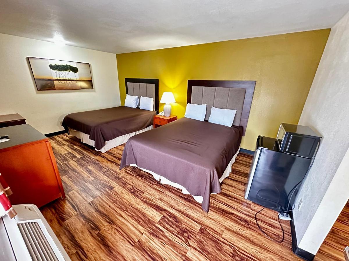 Regency Inn Iola Bagian luar foto