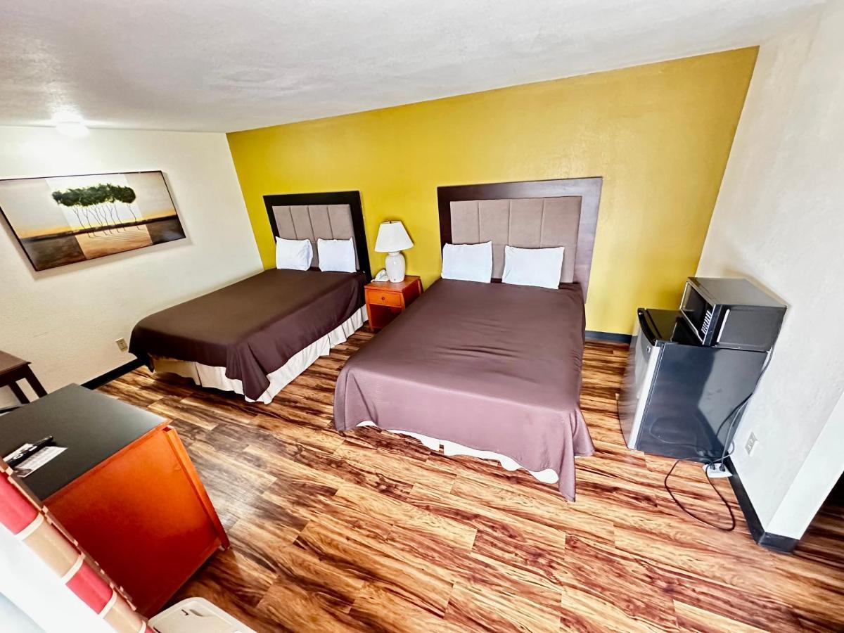 Regency Inn Iola Bagian luar foto