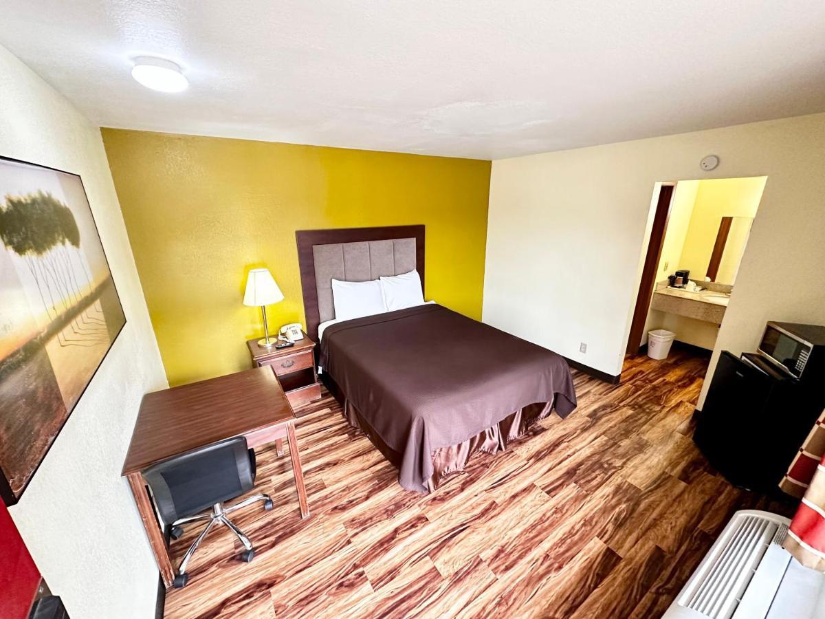 Regency Inn Iola Bagian luar foto
