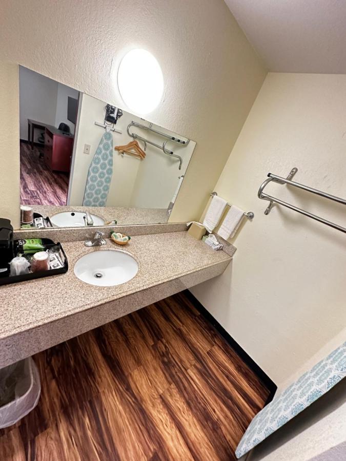Regency Inn Iola Bagian luar foto