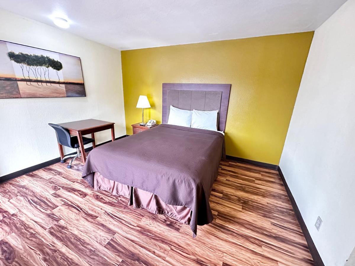 Regency Inn Iola Bagian luar foto