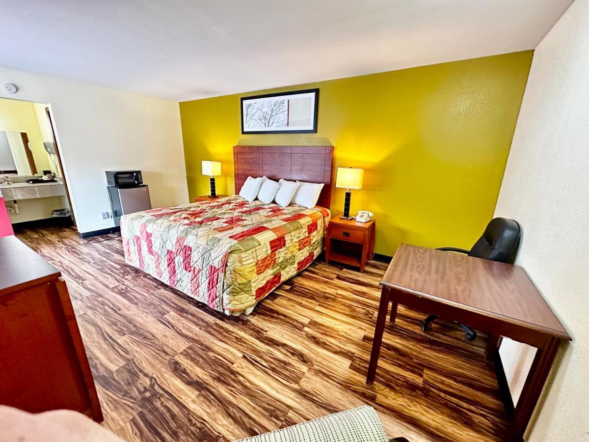 Regency Inn Iola Bagian luar foto