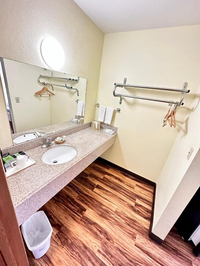 Regency Inn Iola Bagian luar foto