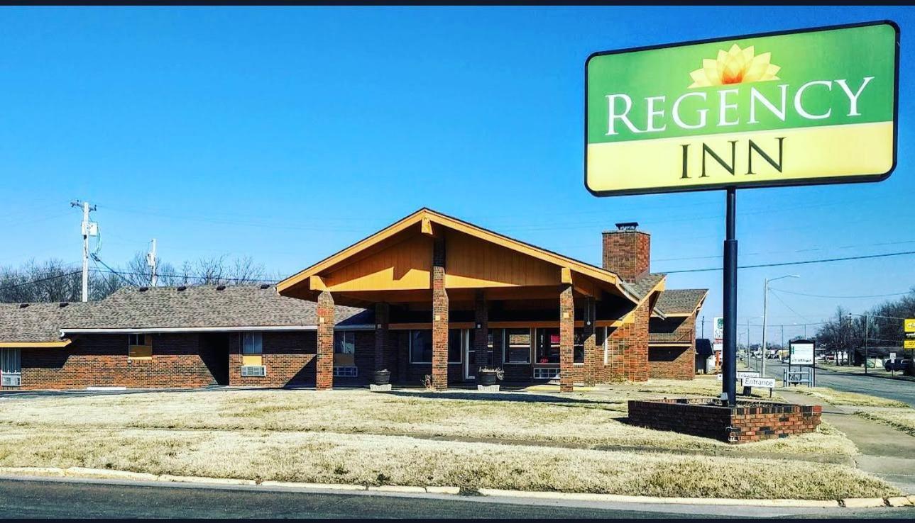 Regency Inn Iola Bagian luar foto