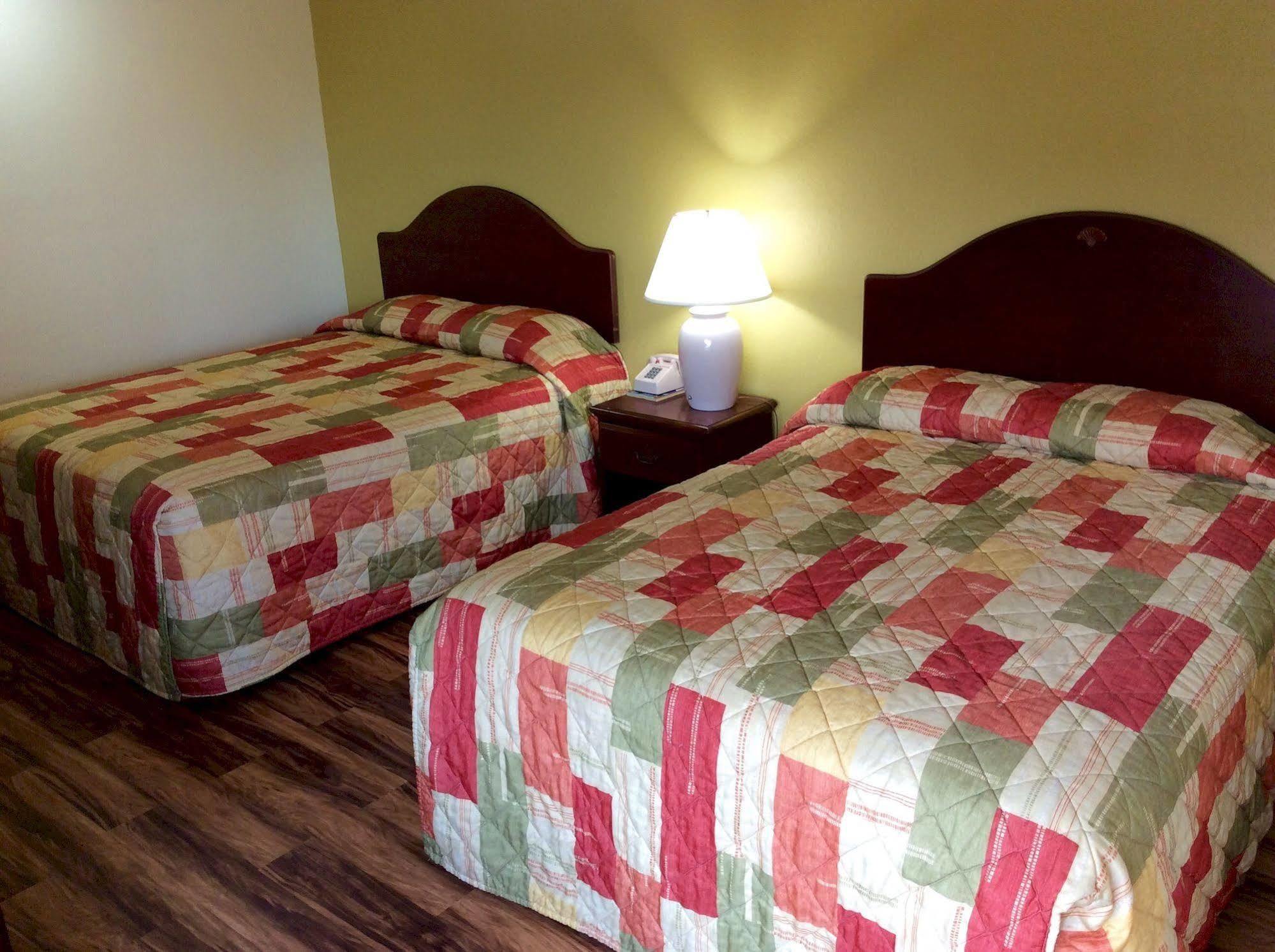 Regency Inn Iola Bagian luar foto
