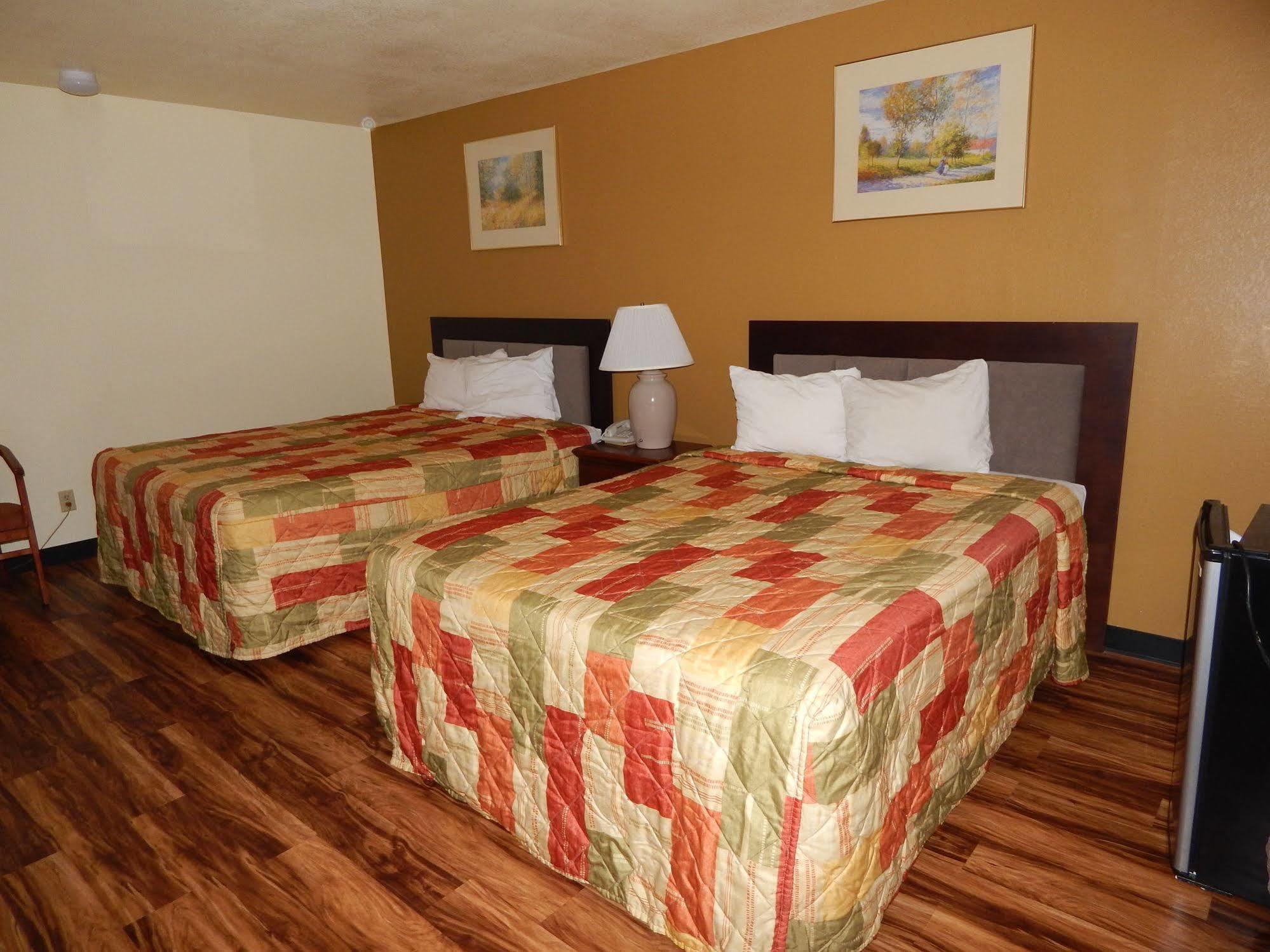 Regency Inn Iola Bagian luar foto